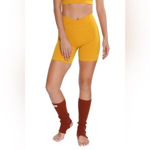 HUIT8 Paris BIEN-ETRE V-CUT SHORTS Sz S
$69.00 $30
Mustard